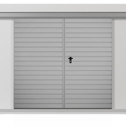 Dvoukř&iacute;dl&aacute; z&aacute;věsn&aacute; posuvn&aacute; vrata vyplněn&aacute; plechem T-10, syst&eacute;m v&yacute;plně vodorovn&yacute;