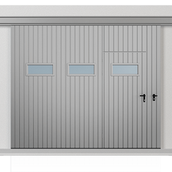 Jednokř&iacute;dl&aacute; z&aacute;věsn&aacute; posuvn&aacute; vrata vyplněn&aacute; plechem T-10, syst&eacute;m v&yacute;plně svisl&yacute;, vrata s průchoz&iacute;mi dveřmi a ok&eacute;nky ve vodorovn&eacute;m syst&eacute;mu